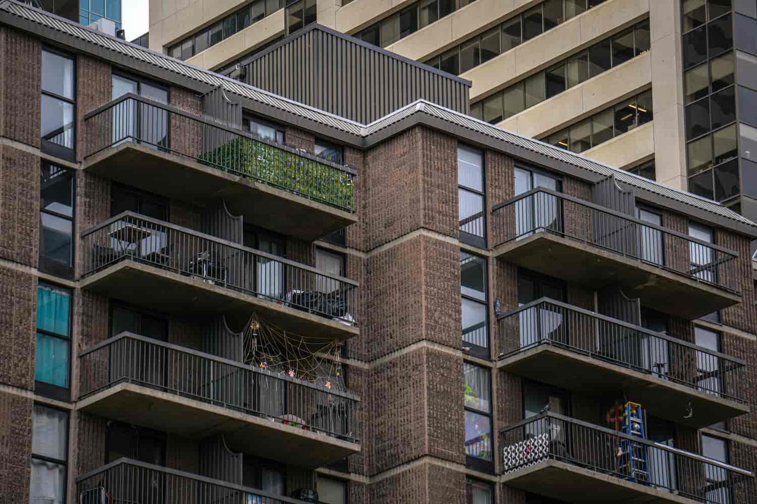 Vérification structurelle de balcons d'immeuble